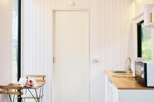 Dapur atau dapur kecil di Dulanyi Sanshan 1 by Tiny Away