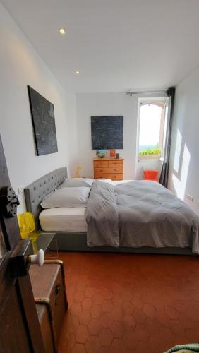 une chambre avec un grand lit et une fenêtre dans l'établissement Chambre d Hôtes de charme, Coeur de la vieille Ville, à Hyères