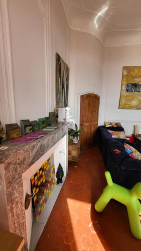 una sala de estar con un sofá y una mesa en Chambre d Hôtes de charme, Coeur de la vieille Ville, en Hyères
