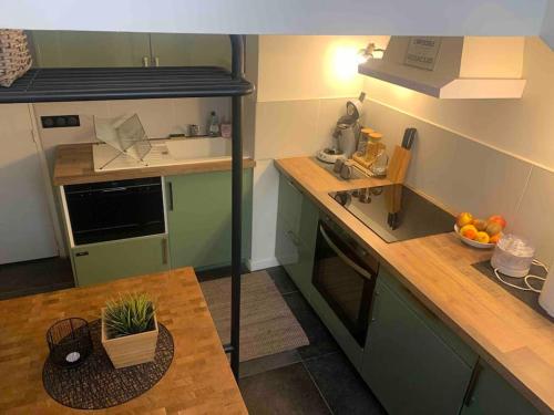 une petite cuisine avec un évier et une table dans l'établissement Très joli studio à Montpellier, à Montpellier