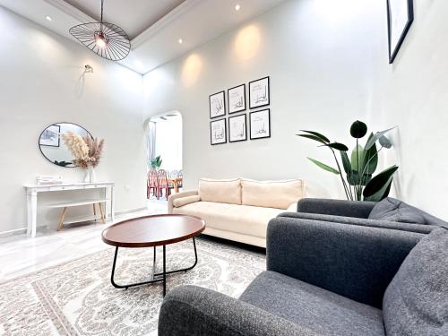 una sala de estar con un sofá y una mesa en Senja Homestay besut POOL, en Jertih