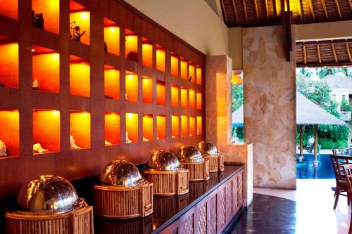 een rij gouden koepels op een toonbank in een restaurant bij Pool Villa Merumatta Senggigi in Senggigi 