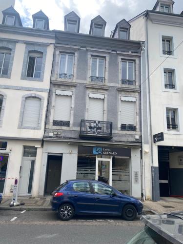 a blue car parked in front of a building at les lichens Tarbes in Tarbes