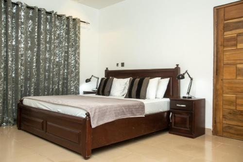 Postel nebo postele na pokoji v ubytování Furnished Cozy 2 Bedroom Apartment - West Hills Mall, Accra