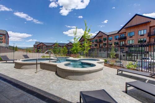 Piscina en o cerca de Hailstone 1246 by Moose Management