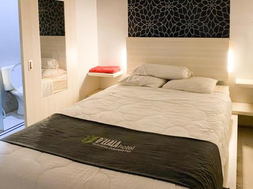 Postel nebo postele na pokoji v ubytování RedDoorz near Pantai Idola Banyutowo Hotel D'LLALA