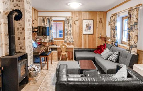 salon z kanapą i kuchenką w obiekcie Ferienhaus Mit Bergpanorama w mieście Ebensee