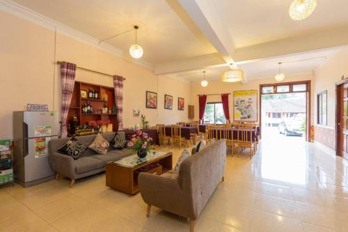 un salon avec des canapés, une table et des chaises dans l'établissement olivia Hotel, à Sa Pa