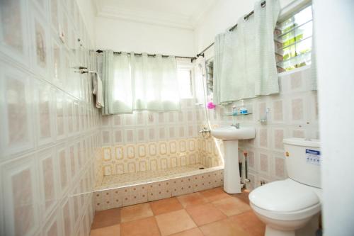 Koupelna v ubytování Furnished Cozy 2 Bedroom Apartment - West Hills Mall, Accra