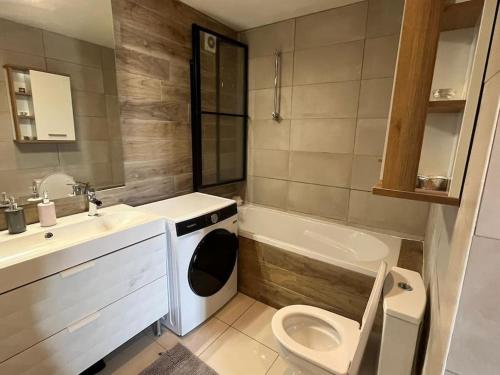 Bilik mandi di Appartement Vue Mer à Carry