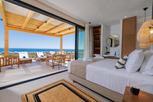 Postel nebo postele na pokoji v ubytování Deos Luxury Suites - Adults Only