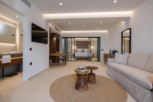Телевизор и/или развлекательный центр в Deos Luxury Suites - Adults Only