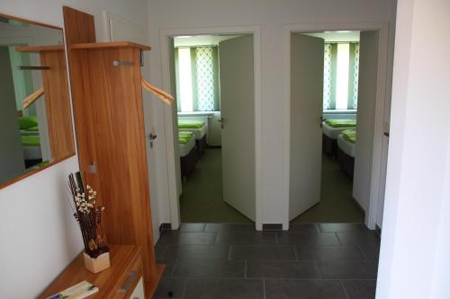 Habitación con una fila de armarios en Appartements am Schaalsee en Zarrentin