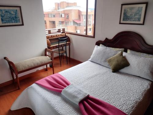 a bedroom with a large bed with a window at Habitaciones en un alojamiento -Anfitrion - Elias Di Caprio in Bogotá