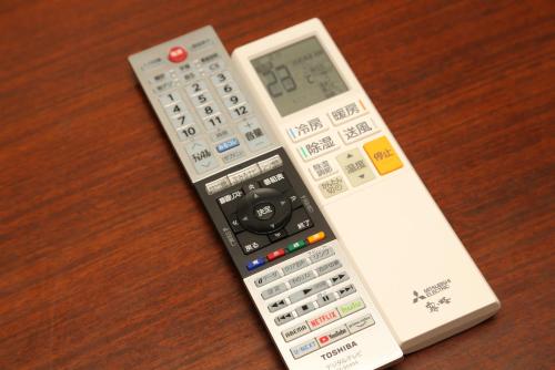 a remote control sitting on top of a table at Fuji Time Traveler BBQが楽しめる 河口湖湖畔すぐそば 6名宿泊可のトレーラーハウス in Azagawa
