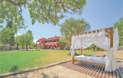 O grădină în afara Cozy Home In Port D'alcúdia