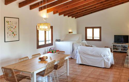 Un televizor și/sau centru de divertisment la Cozy Home In Port D'alcúdia