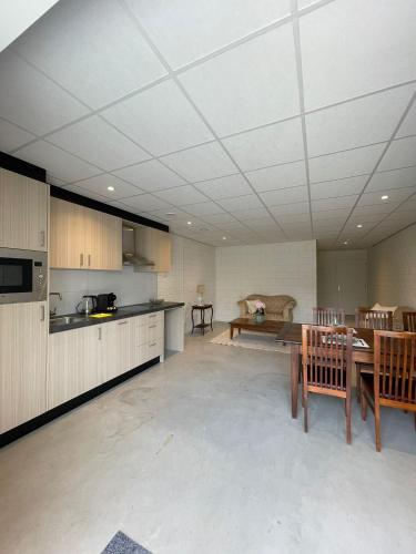 a kitchen and dining room with a table and chairs at Vakantie huis 4 persoons compleet ingericht in Bladel