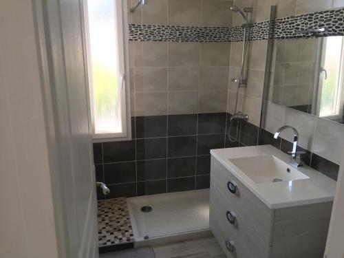 une salle de bain avec un lavabo, une douche et une baignoire dans l'établissement Lis du Japon, à Saint-Georges-de-Didonne