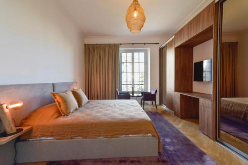 une chambre d'hôtel avec un lit et une télévision dans l'établissement Rare luxury 3-Br near the Croisette, à Cannes