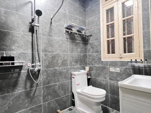 a bathroom with a shower and a toilet at 鼓浪屿书香庄园民宿 in Xiamen