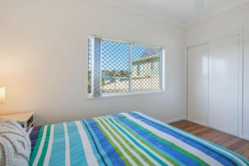 Una cama o camas en una habitación de 21 Riverside Drive, Narooma