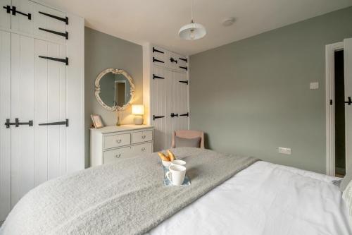 Postel nebo postele na pokoji v ubytování Wigeon Cottage, Aldeburgh - Sleeps 4 - Adults only house