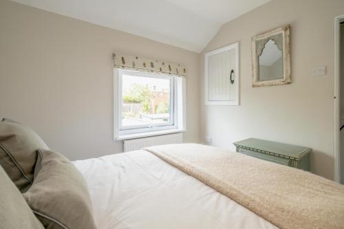 Postel nebo postele na pokoji v ubytování Wigeon Cottage, Aldeburgh - Sleeps 4 - Adults only house