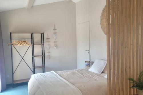 - une chambre blanche avec un lit et une échelle dans l'établissement Ventoux Ride & Chill, à Carpentras