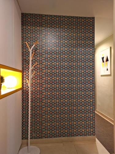 una habitación con una pared con una pared estampada en Apartament Els Ducs en Cardona