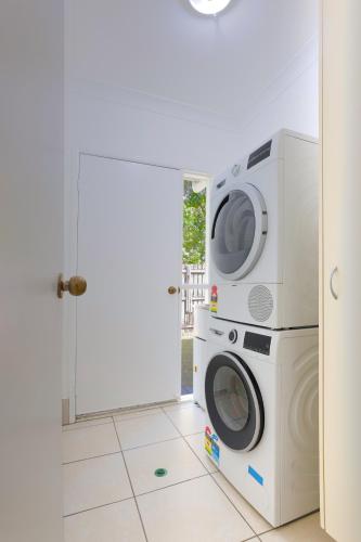 Gambar di galeri bagi Spacious Family Fun with SUV Hire, Games, Full Kitchen di Trinity Beach