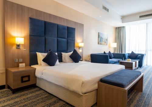 Postel nebo postele na pokoji v ubytování The CASTLE PREMIUM HOTEL
