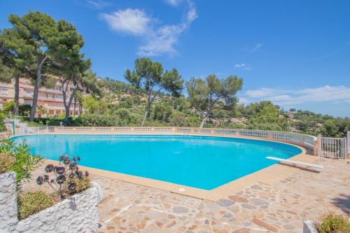 une piscine avec de l'eau bleue dans une cour dans l'établissement La cabane des oiseaux, à Hyères