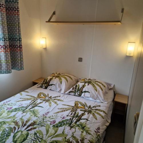 une chambre avec un lit avec des plantes dessus dans l'établissement MH2-CONFORT- 3CH - 6 pl - TV- LAVE VAISSELLE - WI-FI - 