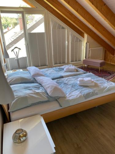 Postel nebo postele na pokoji v ubytování Ferienwohnungen im Hegau