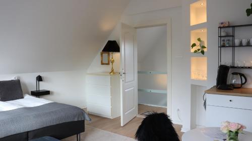 a bedroom with a bed and a dog in a room at Møllehusets lejligheder i Ikast tæt ved Herning, Silkeborg og Århus in Ikast