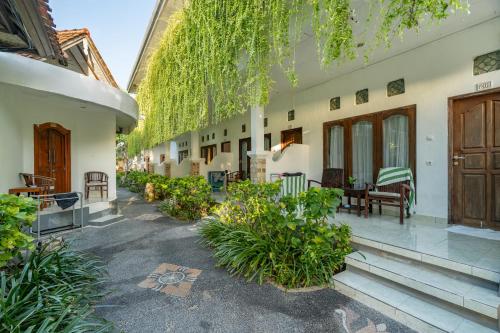 a courtyard of a building with tables and chairs at Nusa Indah Bungalow in Nusa Lembongan