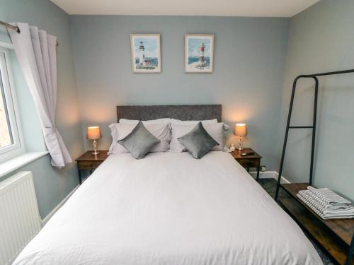 En eller flere senge i et værelse på Corner Cottage