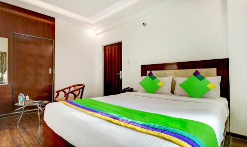 Cama o camas de una habitación en Treebo The Sai Leela Suites