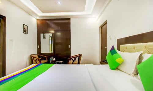Cama o camas de una habitación en Treebo The Sai Leela Suites