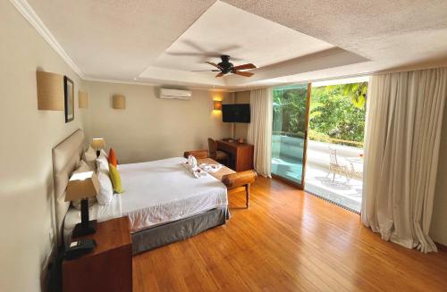 Postel nebo postele na pokoji v ubytování Crown Beach Hotel Seychelles