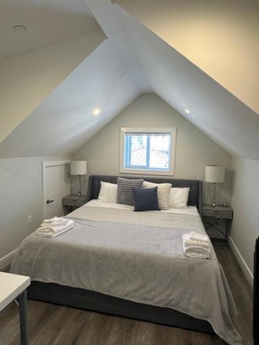 バンクーバーにあるBright and cozy modern home in Vancouver - central to YVR-Downtown - Free Private Parkingのベッドルーム1室(屋根裏部屋に大型ベッド1台付)