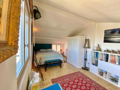 une chambre avec un lit et une grande fenêtre dans l'établissement Appartement 1 chb, calme, lumineux, clim, terrasse, à Avignon