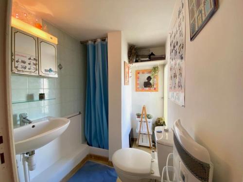 une petite salle de bain avec un lavabo et des toilettes dans l'établissement Appartement 1 chb, calme, lumineux, clim, terrasse, à Avignon