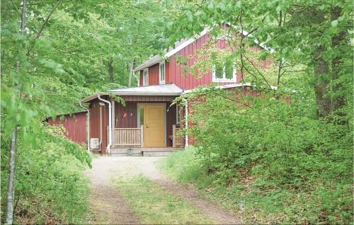 StenbrohultにあるHoliday Home Sällhult Älmhultの黄色い戸付赤い家