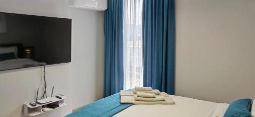 a bedroom with a bed with towels on it at Apartmenthaus Oborishte - 31 in Panagyurishte