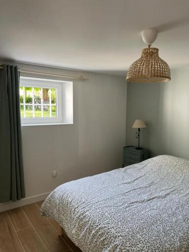 une chambre blanche avec un lit et une fenêtre dans l'établissement Appartement Golfe du Morbihan- 2 pers, à Arzon