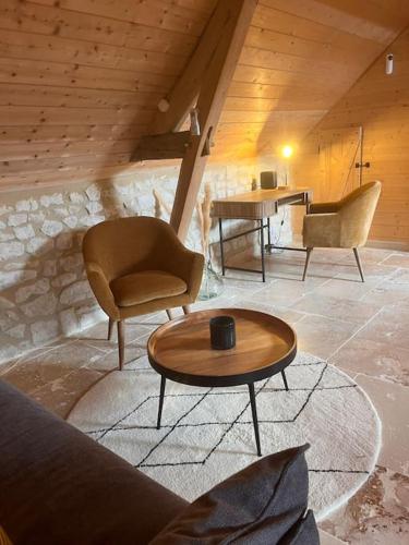 un salon avec deux chaises et une table dans l'établissement Le Clos de la Rodaie Bourgueil Loire Valley, à Saint-Nicolas-de-Bourgueil