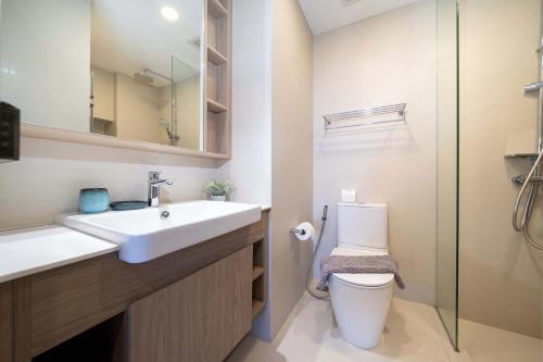 une salle de bain avec un lavabo et des toilettes dans l'établissement Greenery Views 1 BR Laguna SkyLine Apartment B2512 just 10 min walk Bangtao Beach, à Laguna Phuket