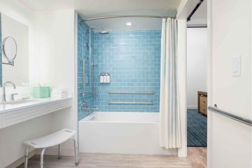 La salle de bains est pourvue d'une baignoire et d'un lavabo. dans l'établissement Margaritaville Resort Lake Tahoe, à South Lake Tahoe